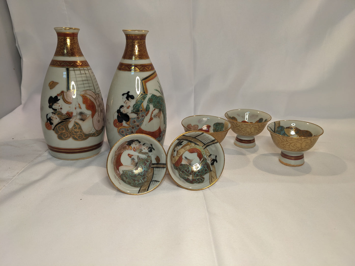 Elegant Shunga Art Sake Set – Handcrafted Tokkuri & Matching Ochoko Cups