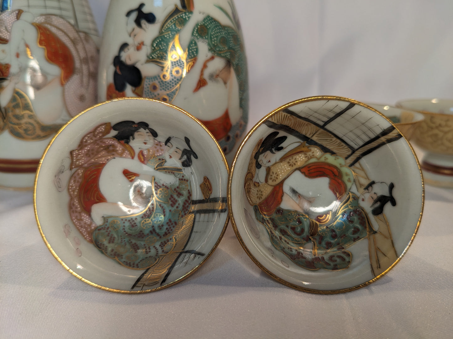 Elegant Shunga Art Sake Set – Handcrafted Tokkuri & Matching Ochoko Cups