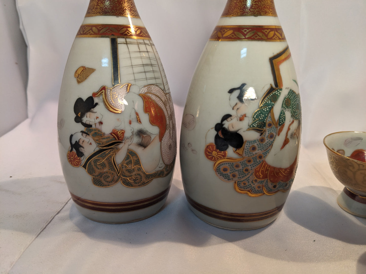 Elegant Shunga Art Sake Set – Handcrafted Tokkuri & Matching Ochoko Cups