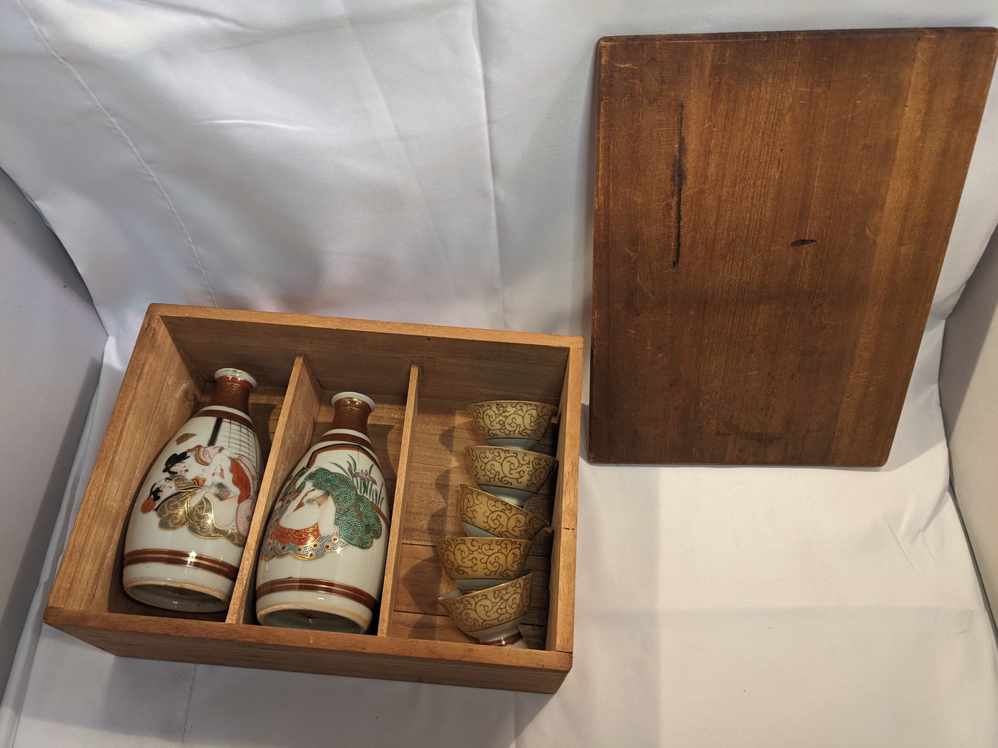 Elegant Shunga Art Sake Set – Handcrafted Tokkuri & Matching Ochoko Cups