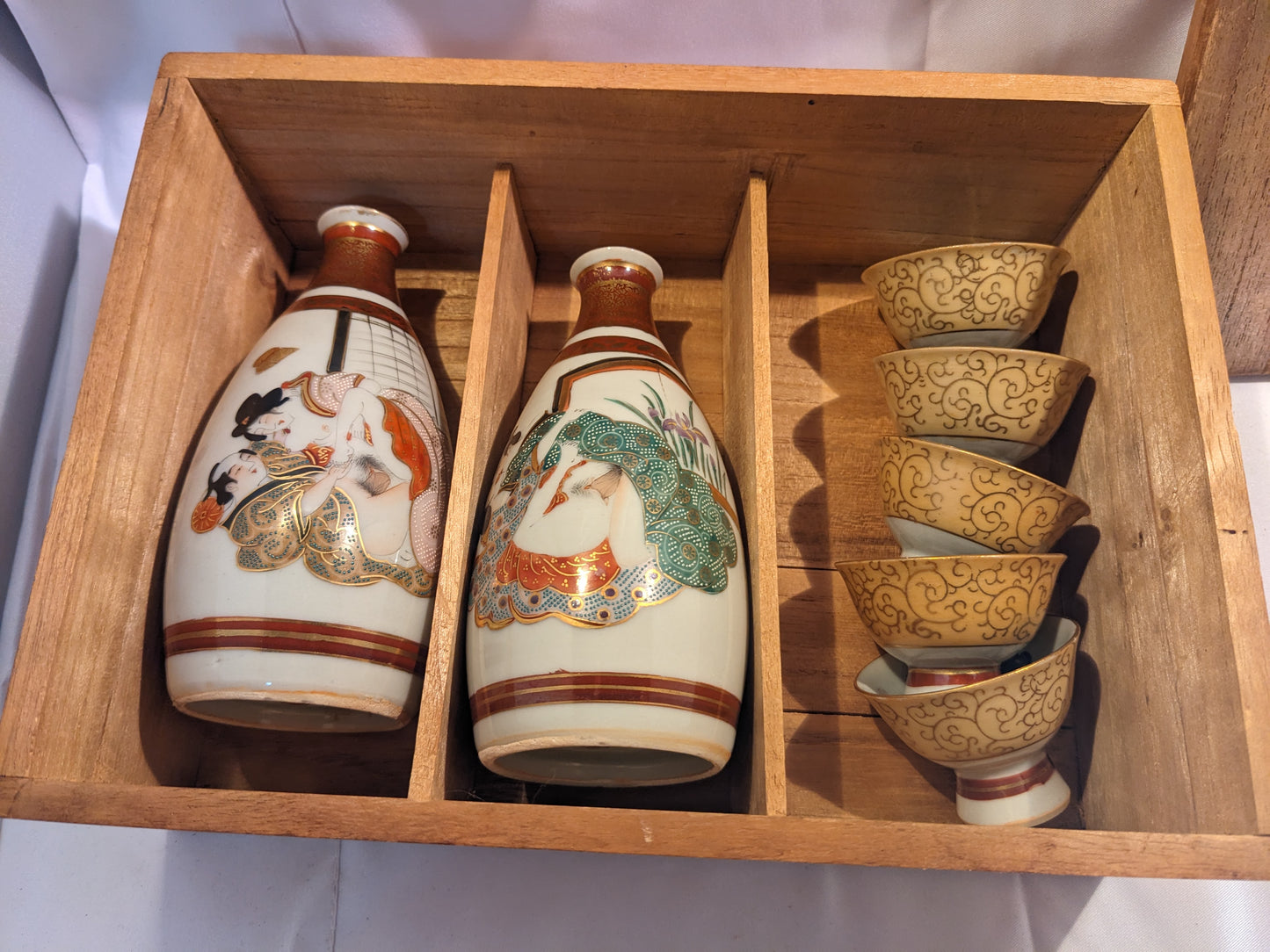 Elegant Shunga Art Sake Set – Handcrafted Tokkuri & Matching Ochoko Cups